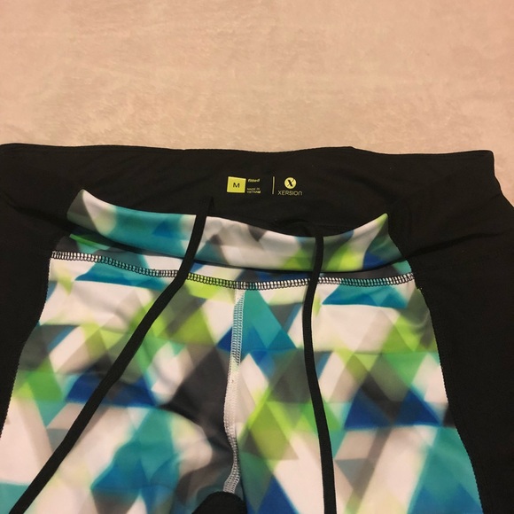 Color-block Fitted Athletic Capris - Picture 4 of 4